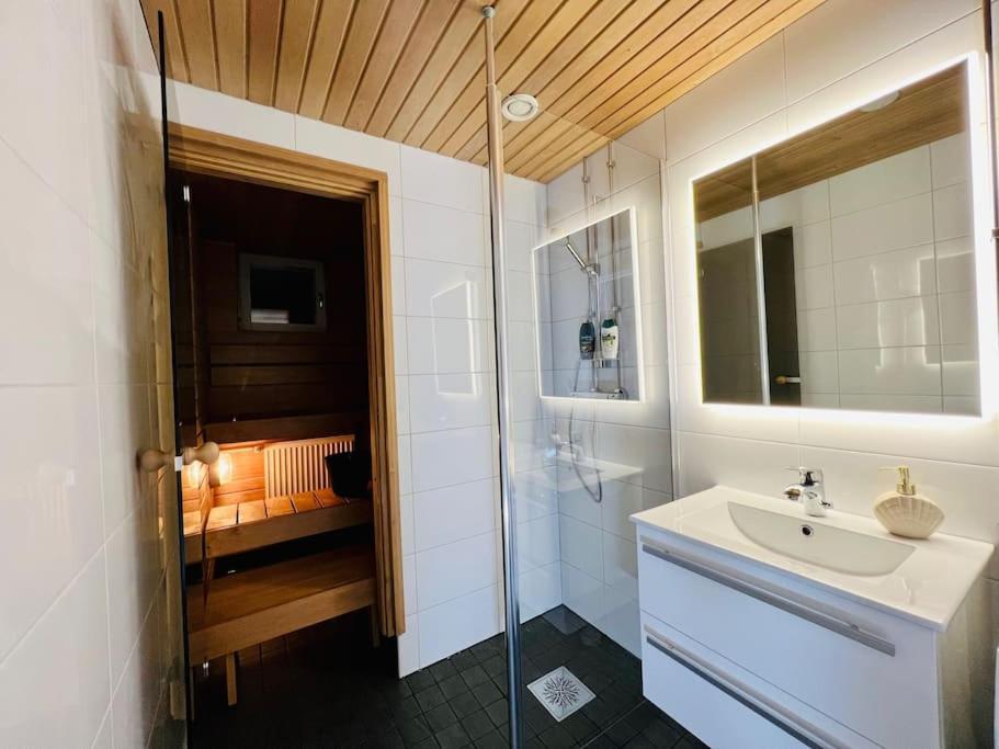 Spacious City Center Apt - Sauna - Self Check In Рованиеми Екстериор снимка